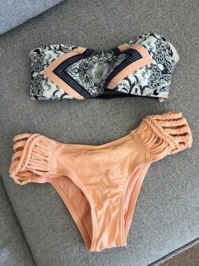 Two-Piece RIP CURL Bikini Set - Black Top & Peach Bottom // XS